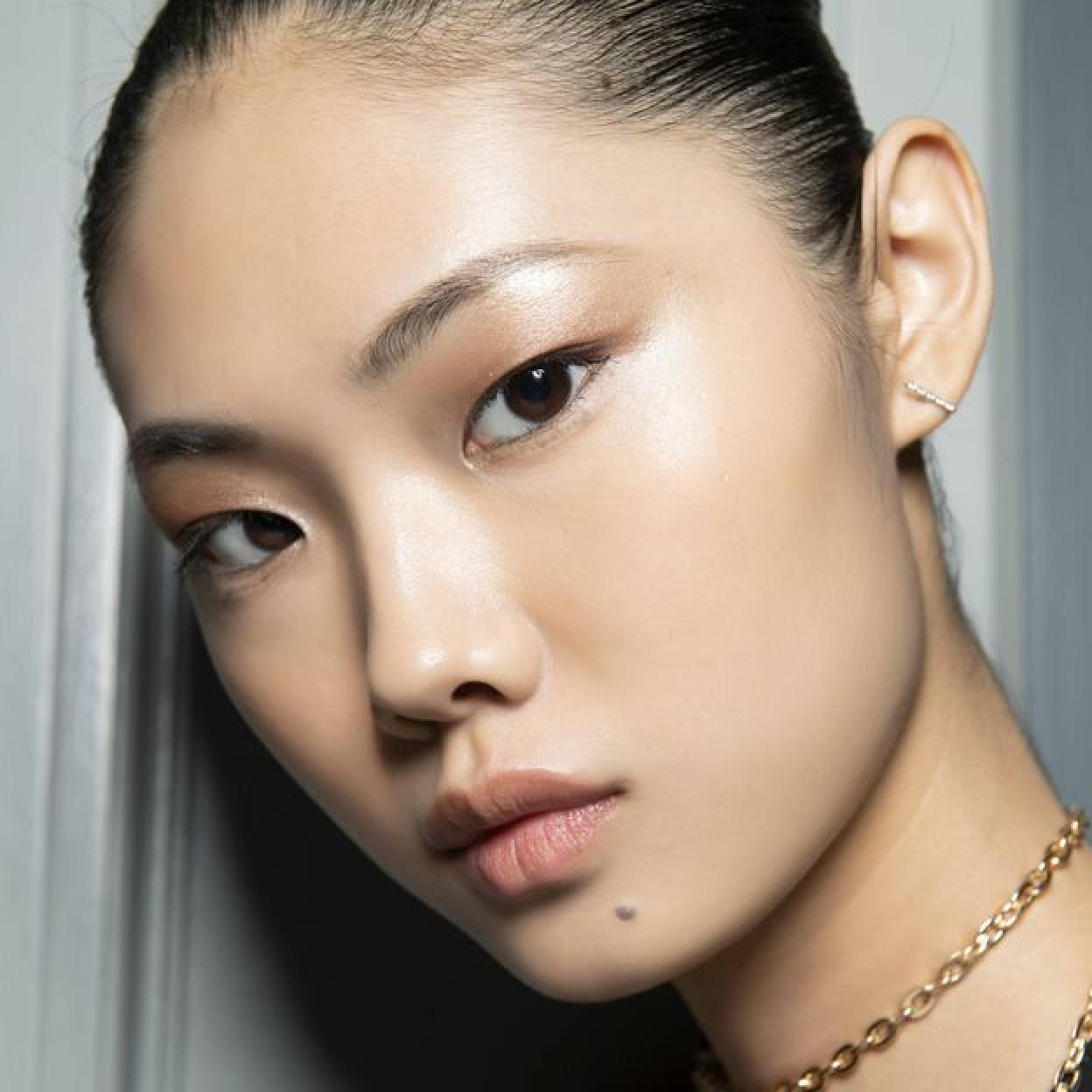 Pincha en la imagen para ver Parches para ojos y labios, el remedio antiedad extra para prevenir las arrugas finas que más envejecen el rostro