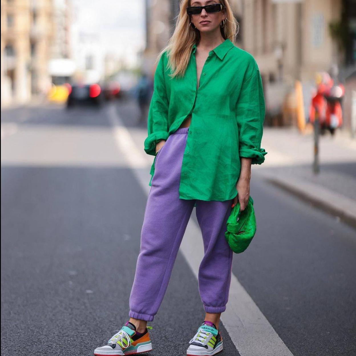 Pincha en la imagen para ver Destalonados, de tacón cómodo y a todo color: así son los zapatos tendencia que ya están en Zara y Stradivarius y que arrasan en el street style