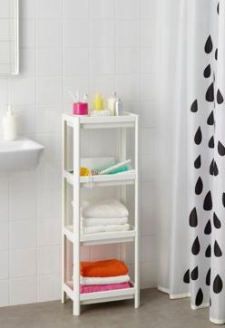 Imagen secundaria 2 - Estas lámparas de techo cuestan 9 euros en IKEA; la mesa de jardín Tarno cuesta 19 euros y las sillas, 13 euros; la estantería de baño Vesken cuesta 10 euros.