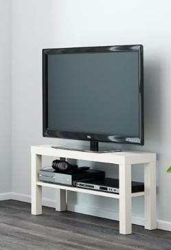 Imagen secundaria 2 - Las estanterías Baggebo de IKEA cuestan 19 euros, y la mesa de televisión Lack, 10 euros.