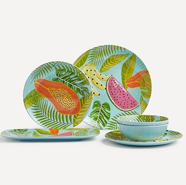 Imagen principal - Vajillas de melamina por piezas en El Corte Inglés: en grande, con estampado tropical (desde 3.95 euros la pieza); de inspiración salvaje en tonos azules y verdes (19.95 euros el set de cuatro platos) y de imitación porcelana con bordes de bambú (desde 4.95 euros la pieza).