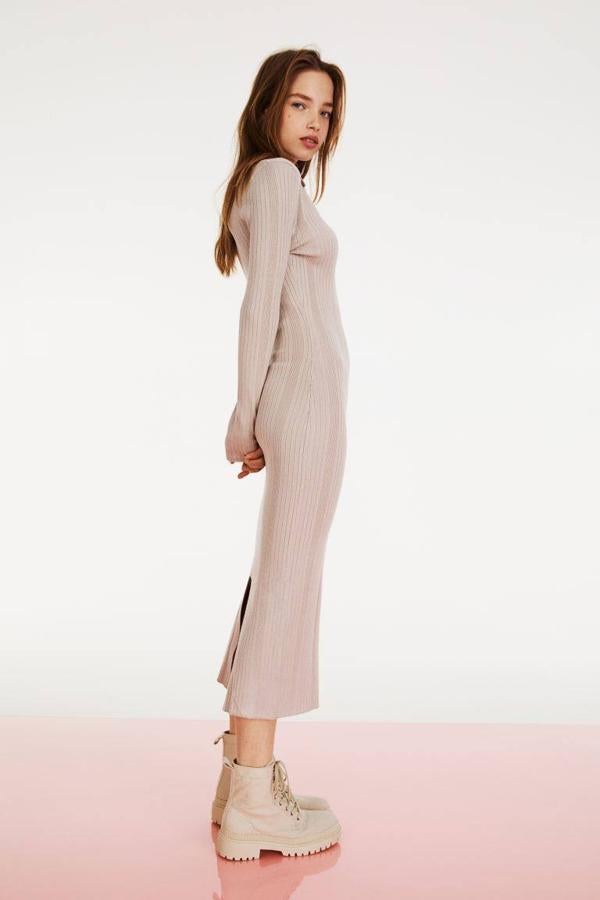 Seguimos con un vestido en punto de canalé de H&M. Es de color beige claro, corte midi y diseño entallado. Tiene una abertura en la parte posterior del bajo. Te costará 29,99 euros.