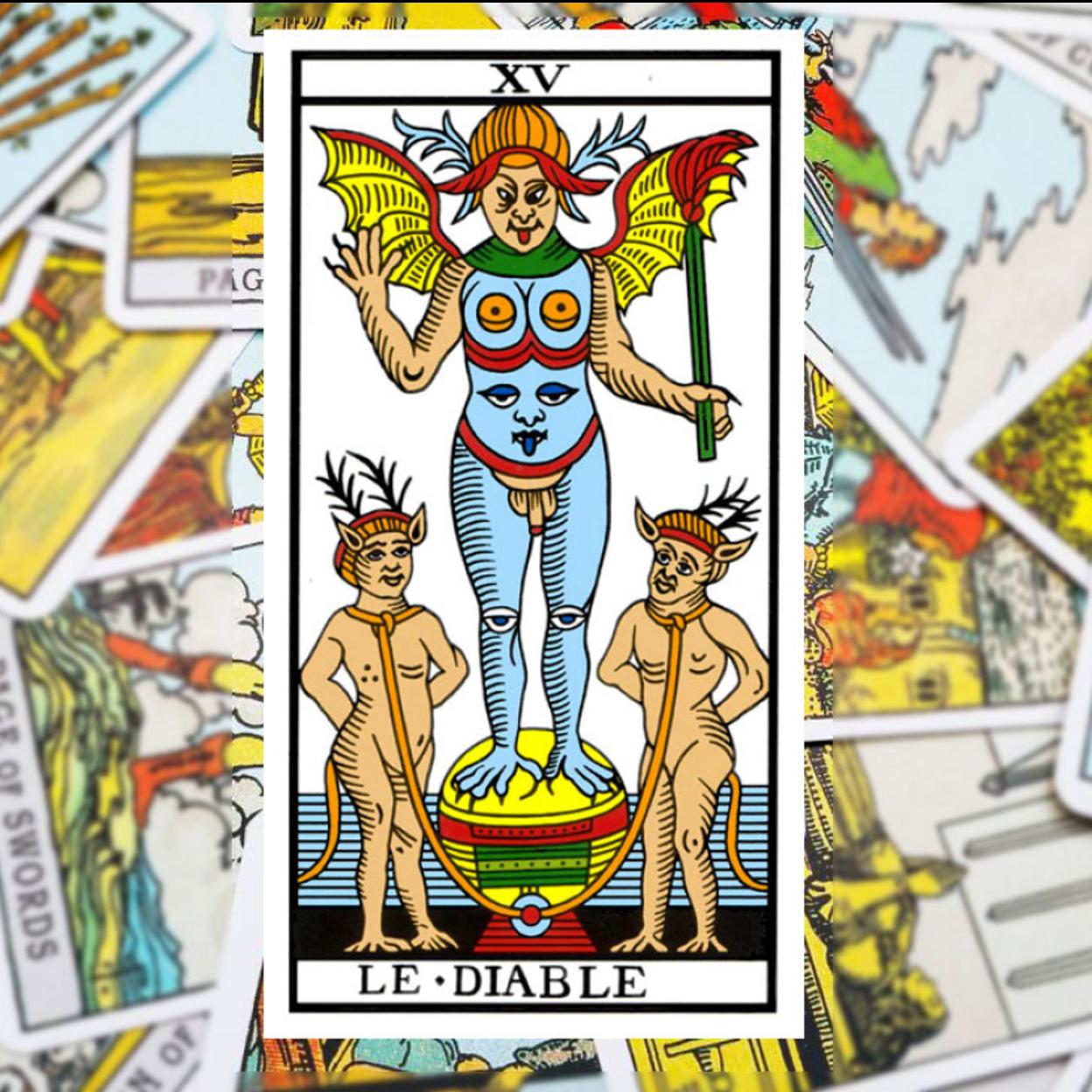 ELa carta del Tarot de El Diablo, un monstruo con dos humanos encadenados.