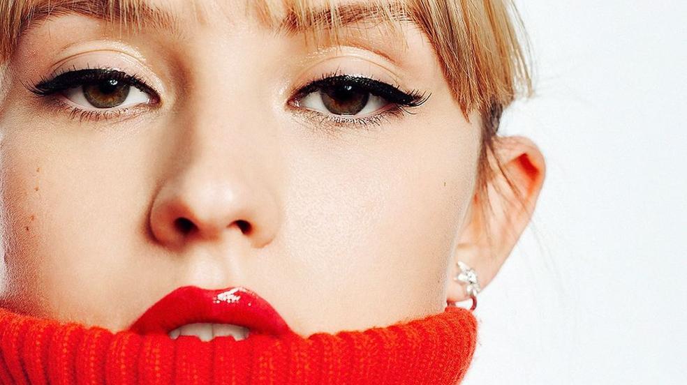 Labiales con efecto vinilado, la tendencia de belleza más jugosa que multiplica el volumen de los labios