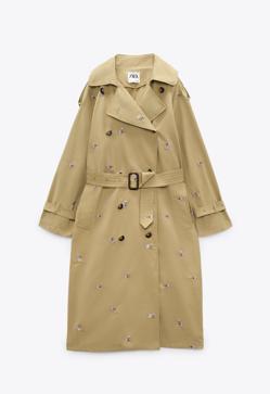 Imagen secundaria 2 - Esta bonita gabardina con bordados de flores de Zara se ha convertido en una de las prendas más vendidas de la colección de primavera de Zara. Su precio es de 79,99 euros y está a punto de agotarse en todas las tallas. 