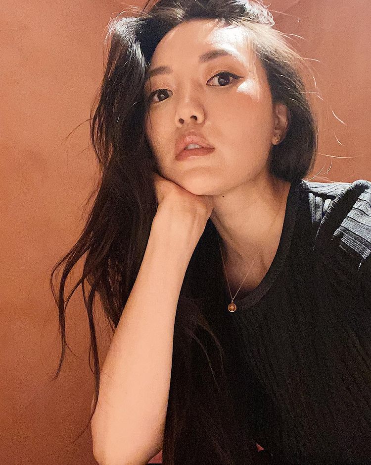 Amy Chang es una de las influencers de belleza más seguidas en TikTok. En su cuenta @bondenavant, acumula más de un millón de seguidores que siguen fielmente sus consejos y sus reviews sobre todo tipo de cosméticos para la piel y el pelo.