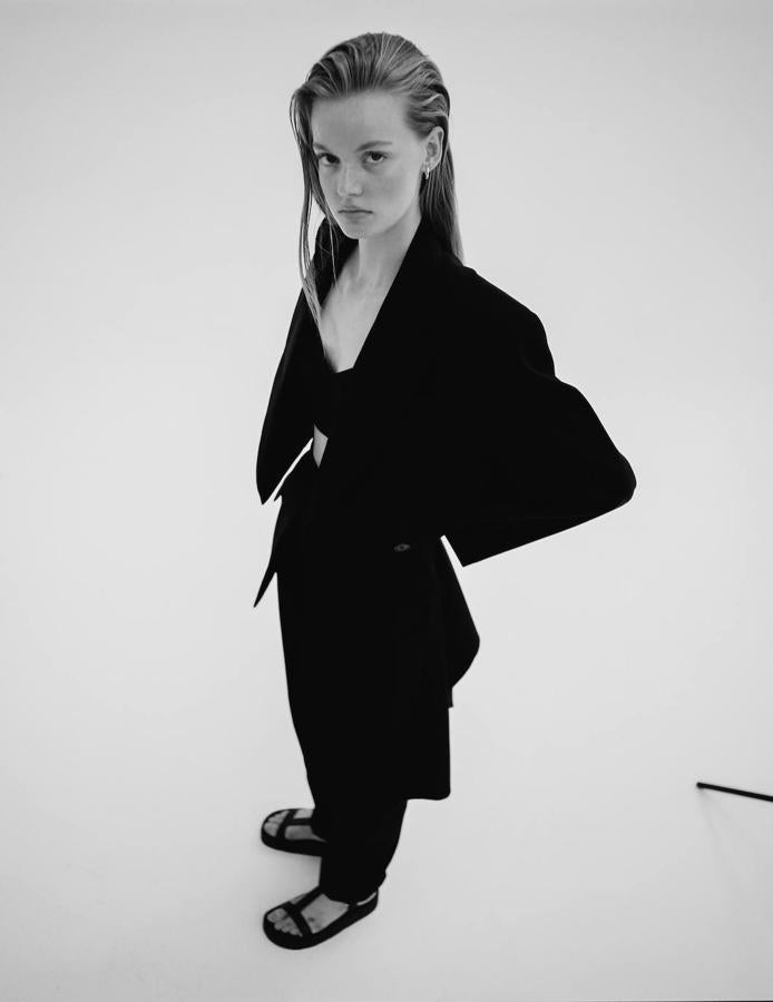 Americana oversize corta, top y pantalón de Alexander McQueen.Las sandalias con plataforma son de Hermès y los pendientes, de Suarez.