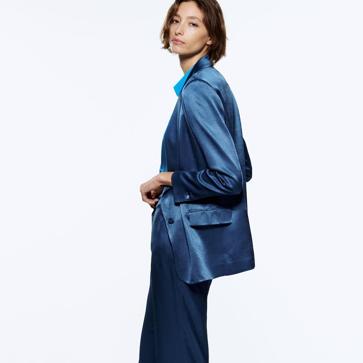 Imagen secundaria 1 - Este es el look con traje azul marino más elegante que arrasa en el street style y ahora puedes copiar en versión low cost