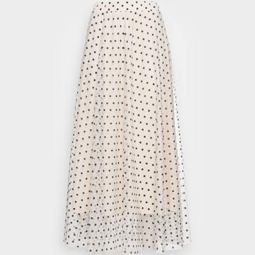 Imagen secundaria 1 - Este look con sudadera negra de Zara y falda de lunares made in Spain se lleva con botas altas, camisa blanca y te quita 10 años de encima