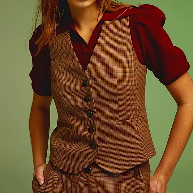 Imagen principal - El chaleco que puedes combinar de mil formas, que tienen todas las influencers y que subirá el nivel de tus looks