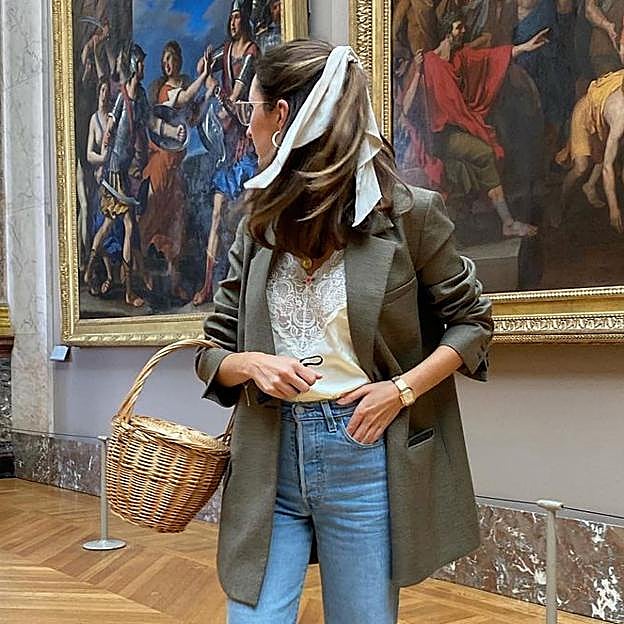 Imagen principal - La influencer que demuestra que un lazo en el pelo (y sus mil posibilidades) es el peinado más fácil y rejuvenecedor de la temporada