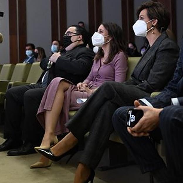 Imagen principal - Irene Montero o cómo ser la más elegante con un vestido de punto muy favorecedor que hemos encontrado en Mango