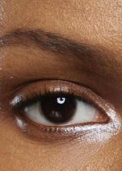 Imagen secundaria 2 - Abre la mirada, ilumina el contorno y levanta el párpado con el destello diferenciador de este maquillaje de ojos fácil visto en la pasarela