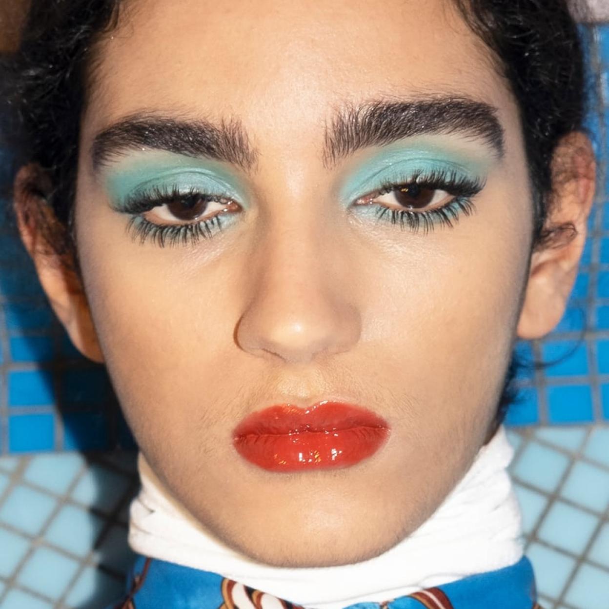 Hay vida más allá de la máscara de pestañas negra. Pincha en la imagen para descubrir las máscaras en tono marrón con las que lograrás un aspecto más natural y rejuvenecido. 