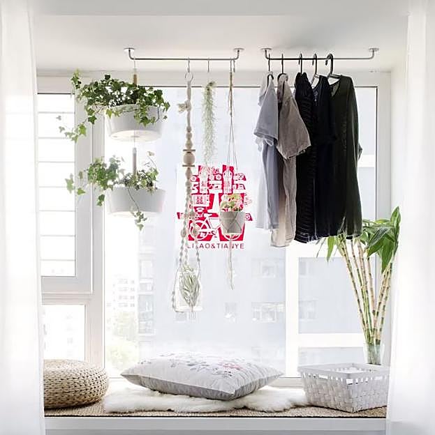 Estas barras colgadoras nos permiten organizar la ropa que nos vayamos a poner al día siguiente sin ocupar espacio en la habitación. En IKEA cuestan 15 euros. 