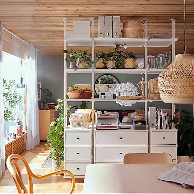 Imagen principal - Las cestas y cajas con tapa de IKEA están disponibles desde 8 euros; y el organizador de cajones cuesta 9 euros. Las estanterías de pared cuadradas cuestan 15 euros. 