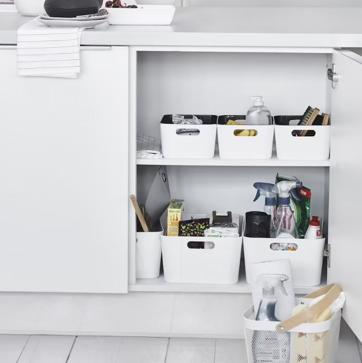 Imagen secundaria 1 - Los tarros de cristal para la despensa cuestan desde 5 euros en IKEA. Las cajas para los productos de limpieza, 8 euros; y los colgadores de pared, 12 euros.