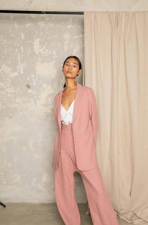 Una buena opción para tus looks de oficina es la blazer Soho de la marca española Bo Star. Está elaborada con lino lavado y tiene un diseño ligeramente oversize. Te costará 135 euros.