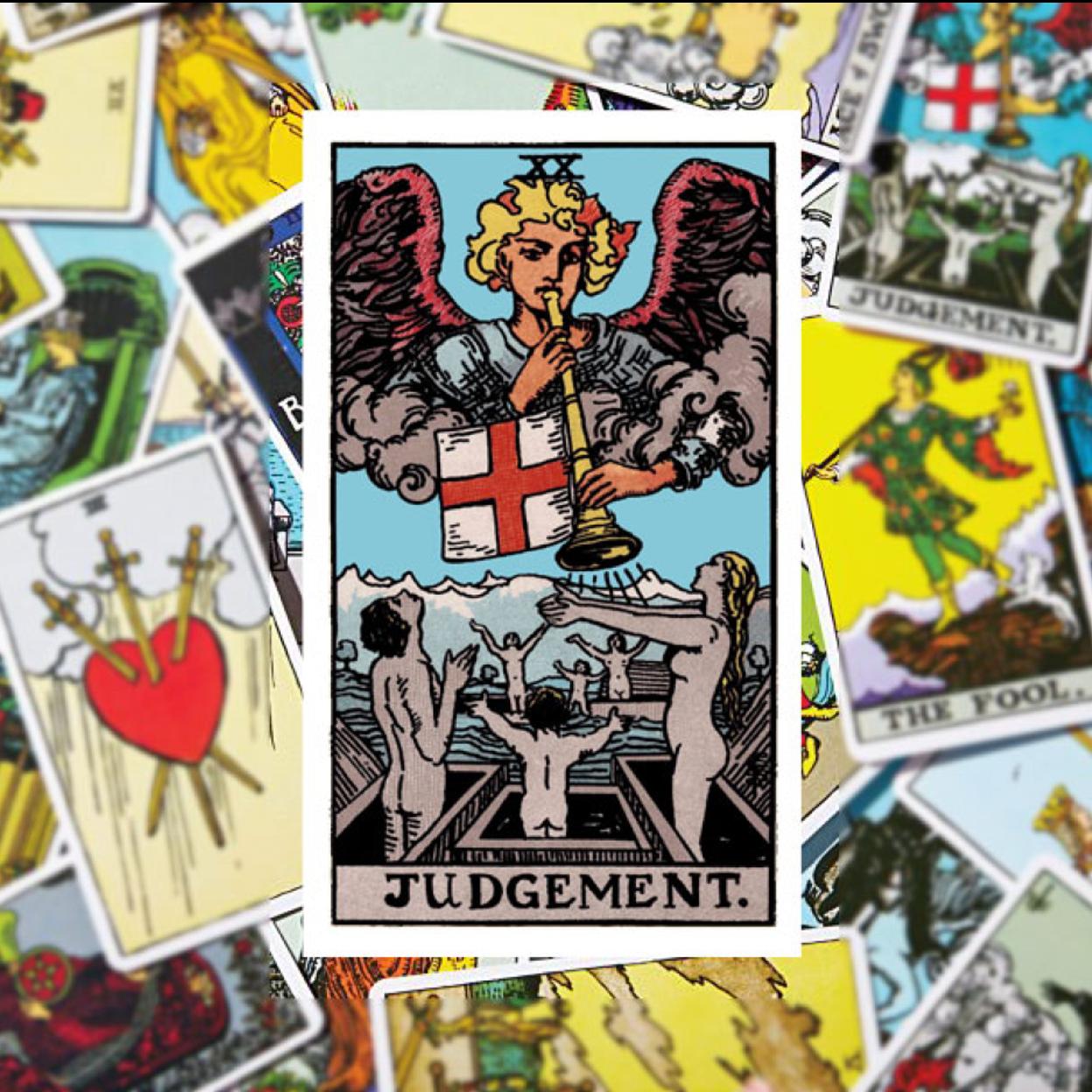 La carta del tarot de El Juicio representa a un ángel tocando la trompeta del el juicio final.