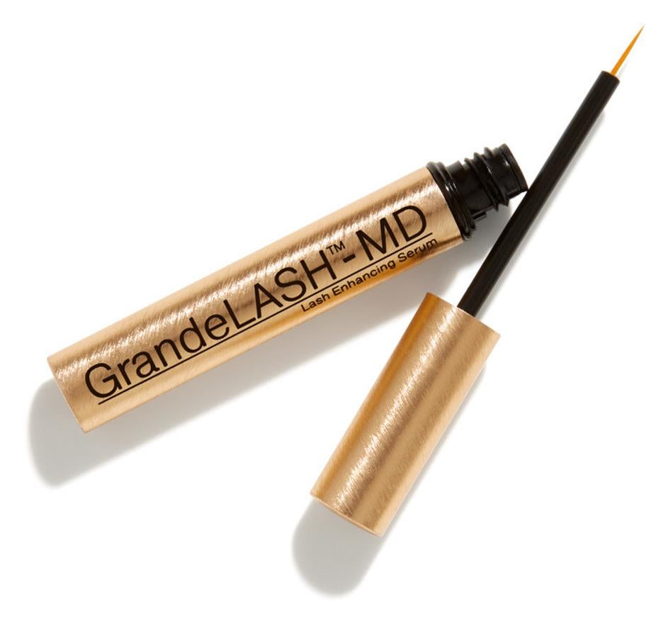 El sérum para pestañas Grande Lash MD es uno de los best seller de Sephora a la hora de propiciar el crecimiento de las pestañas. Su combinación de vitaminas, péptidos y aminoácidos proporciona grosor a las pestañas mientras que crecen, en un plazo de entre cuatro y seis semanas. (23,99 euros).