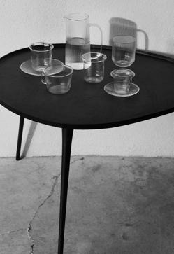 Imagen secundaria 2 - La mesa con caballete cuesta 349 euros, la colección de jardinería de Zara Home está disponible desde 12.99 euros y el mantel de rayas, 49.99 euros. Las cestas de yute cuestan entre 19.99 y 49.99 euros y la mesa auxiliar, 69.99 euros. 