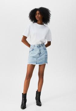 Imagen secundaria 2 - Tienes que fichar estas minifaldas tendencia que estilizan y alargan las piernas para un look que quita años de encima cuando llegue el buen tiempo