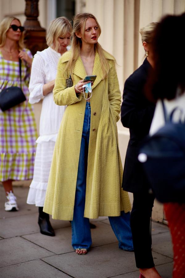 Sin embargo, la forma de apostar por la combinación del amarillo y el azul más fácil es hacerlo con el vaquero. Sustituye el azul por el tejido denim y... ¡Lista!