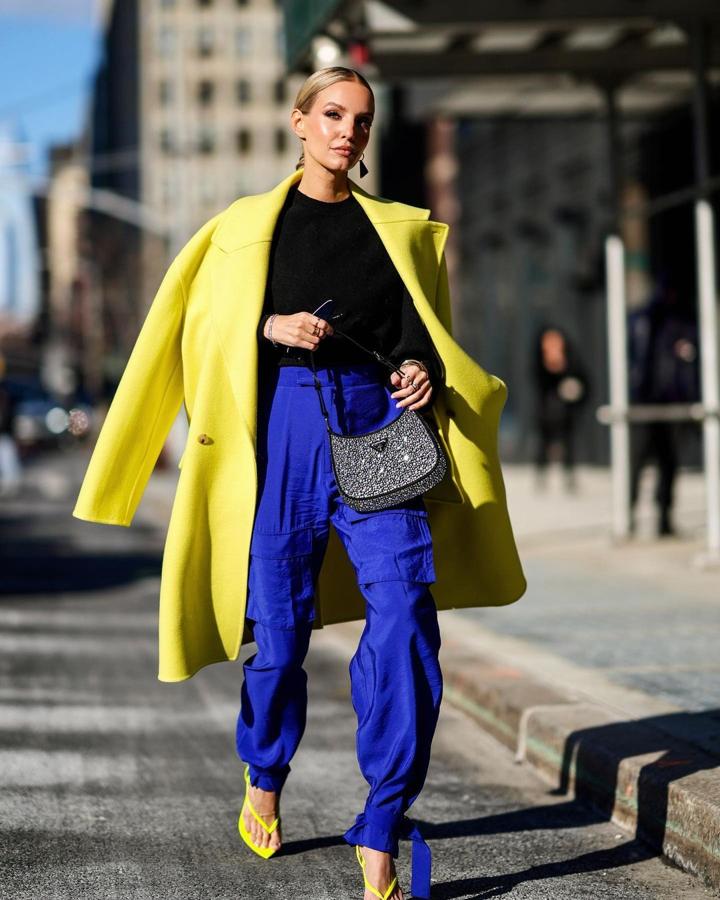También puedes unirte a la tendencia de los pantalones cargo con un modelo en azul eléctrico y añadir un abrigo amarillo. ¿Te atreves?
