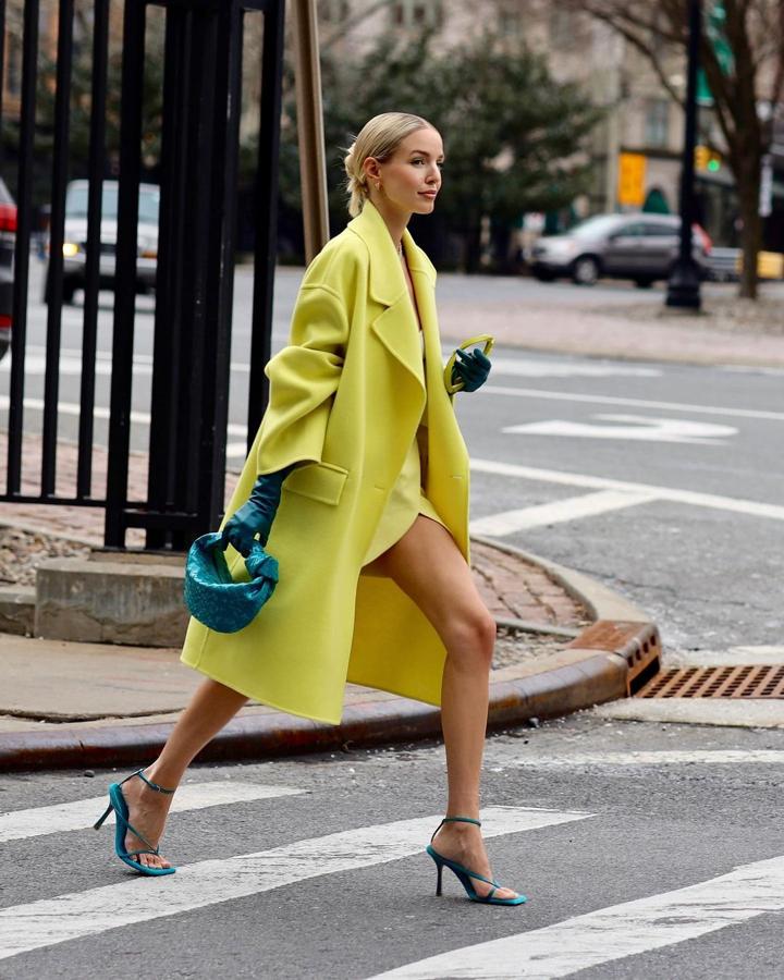 También puedes hacerlo de manera inversa y escoger un total look en amarillo -como este con vestido y abrigo- y completarlo con zapatos y bolso en azul.