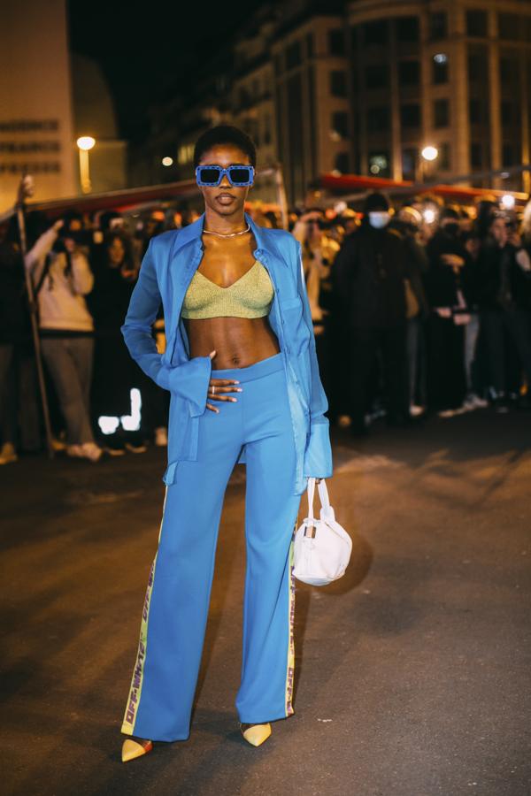 Como tercera posibilidad, te proponemos que te hagas con alguna prendas que ya incluya estos dos colores como es el caso de estos pantalones azules con una franja lateral en amarillo.