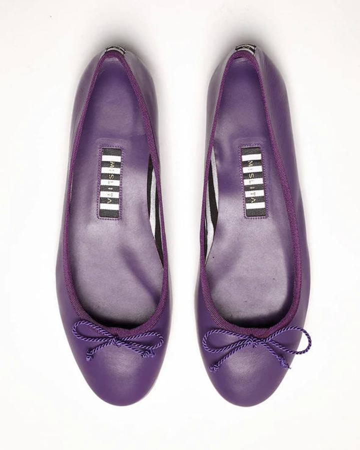 Para las amantes de los zapatos planos, hemos escogido las bailarinas Camila Purple, de la firma española Mislita. Están fabricadas con piel y tienen un lacito de cinta. Cuestan 85 euros.
