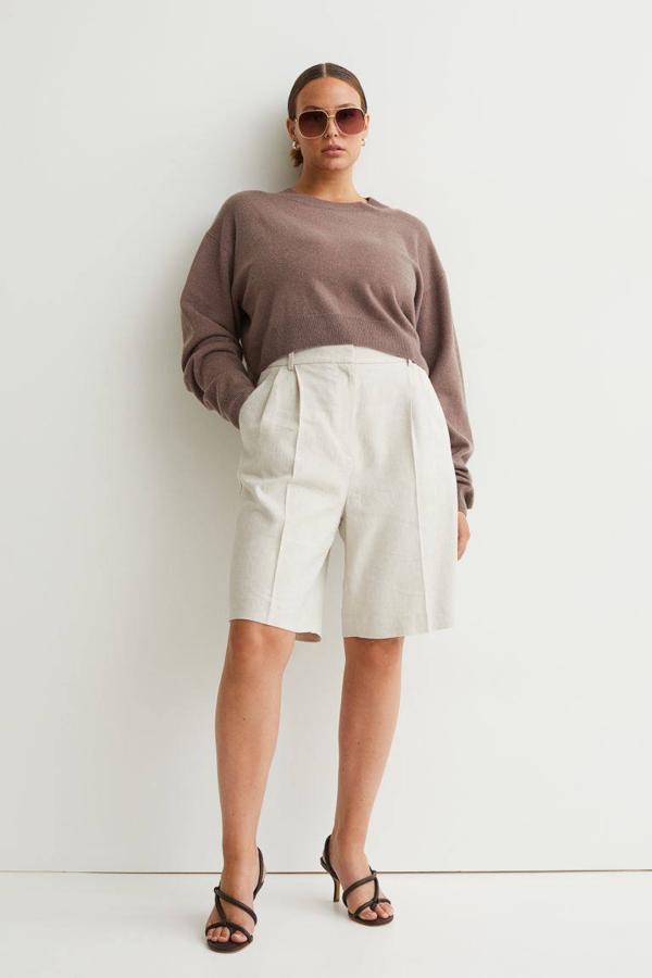 Una buena opción para tus looks con pantalones es un jersey de cachemira que nos trae H&M. Tiene el cuello redondo y un diseño de hombros caídos. Puede ser tuyo por 79,99 euros.