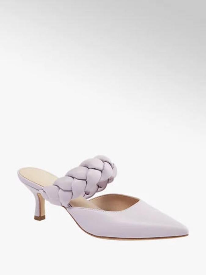 Si buscas un calzado cómodo, elegante y barato tienes que ver estos mules de Deichmann. Tienen un tacón de 6,3 cm y una tira de diseño trenzado en el empeine. Cuestan 29,99 euros.