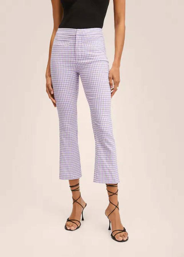 Nuestros pantalones favoritos están en Mango. Se trata de un modelo de estilo bootcut, de corte flare crop y con un estampado de cuadros vichy en tono pastel. Te costará 25,99 euros.