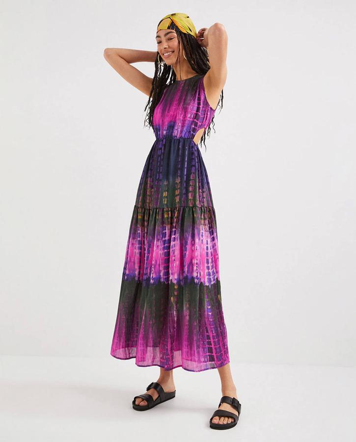Para terminar, te traemos un maxivestido de Desigual. Tiene un estampado tie-dye y un original diseño con aberturas laterales en la cintura. Tiene un precio de 129,95 euros.