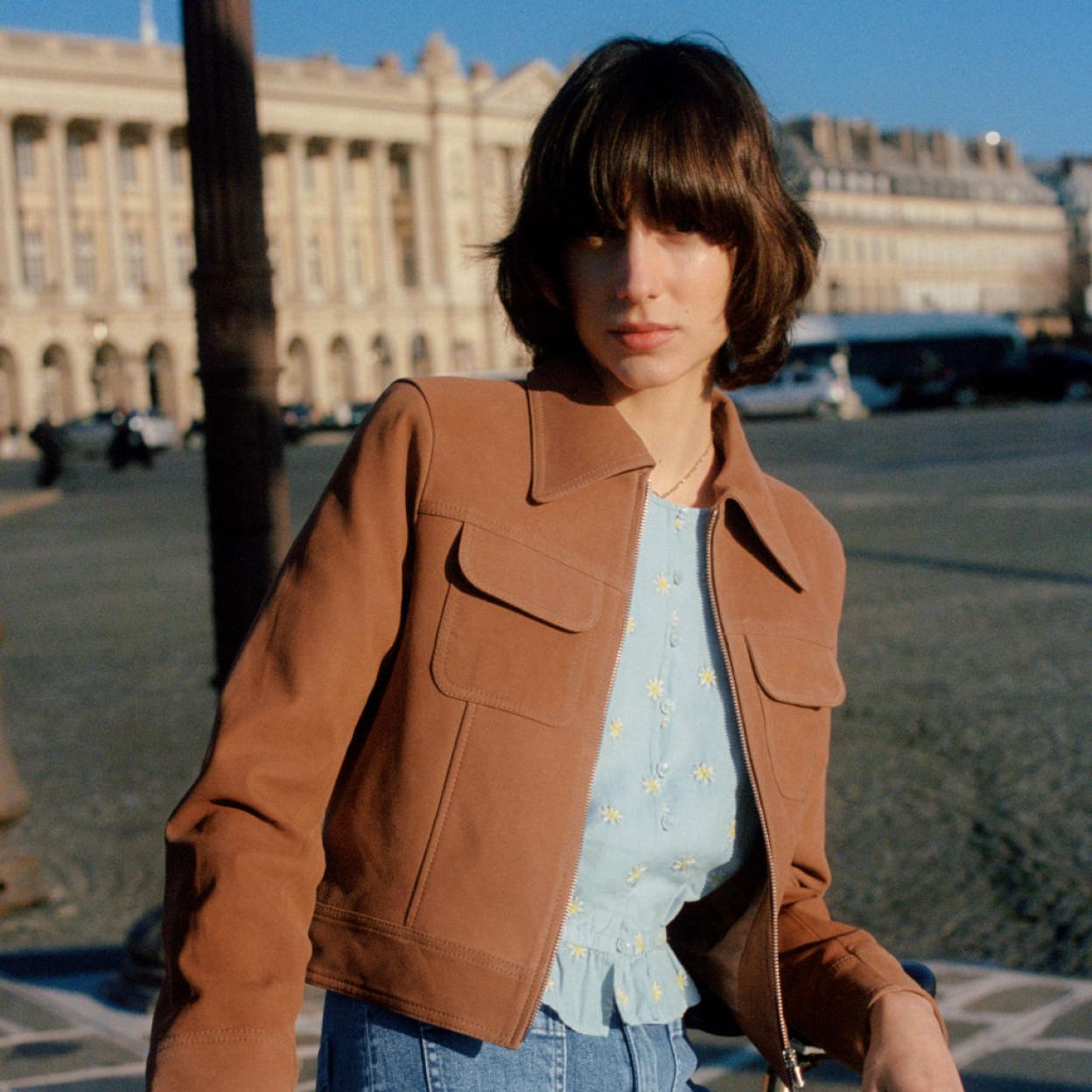 Esta primavera necesitas una chaqueta corta de ante con bolsillos que combina perfectamente con vaqueros de tiro alto de estilo setentero. 