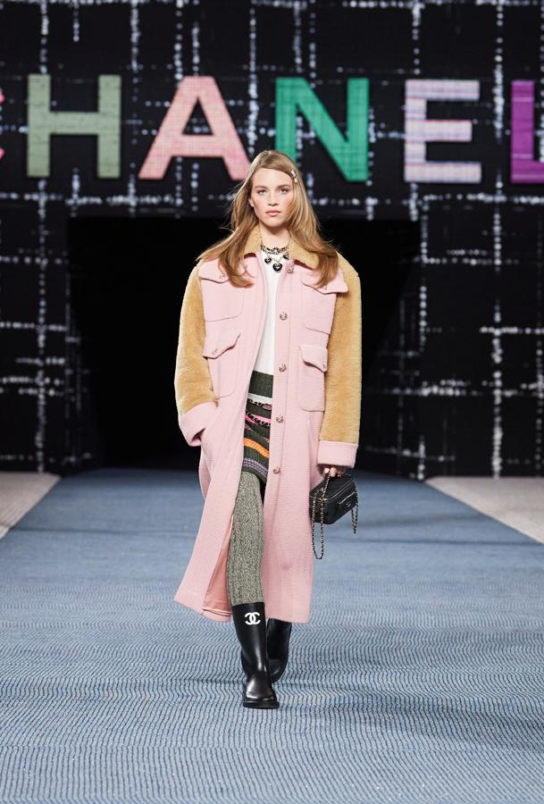 Abrigo combinado y botas de agua.