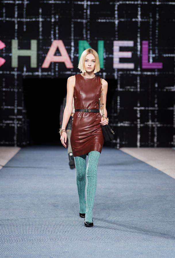 También en marrón.