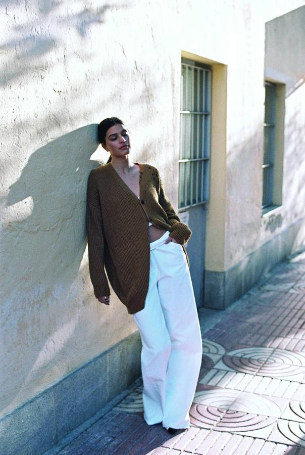 Chaqueta de punto XXL, de Dsquared2; top de Etam, pantalón de Levis y zapatos de Chanel.