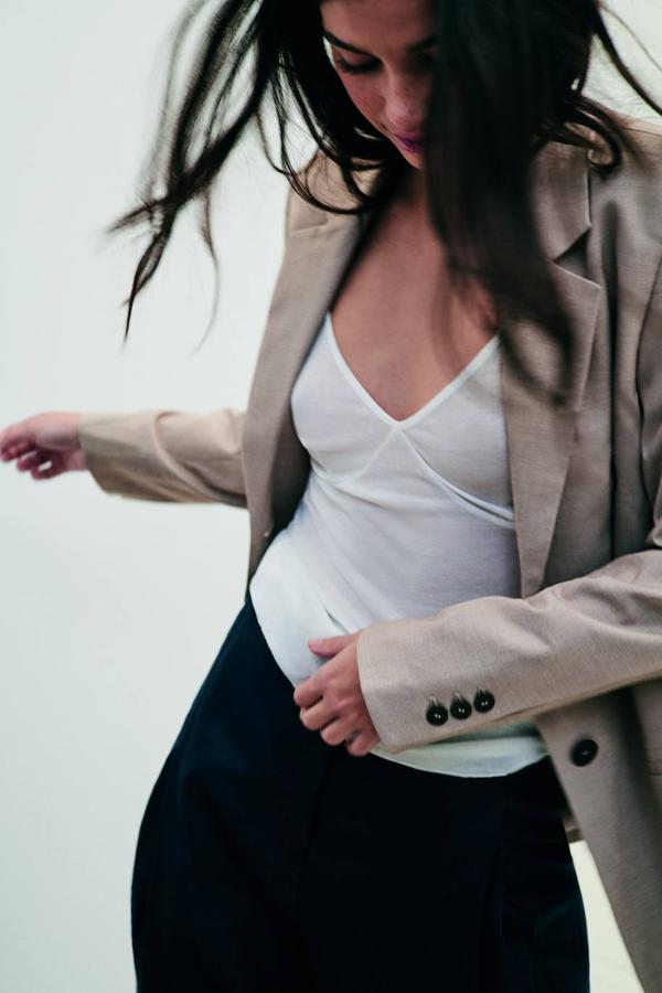 Top de Zara, blazer de Mango y pantalón de Giorgio Armani.