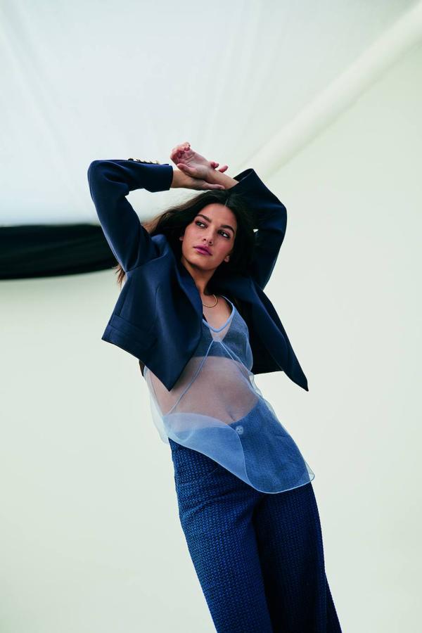 Blazer corta de Space Flamingo, blusa transparente de Dsquared2 y bralette de Womensecret. El pantalón es de Chanel y el collar, de Agatha Paris.