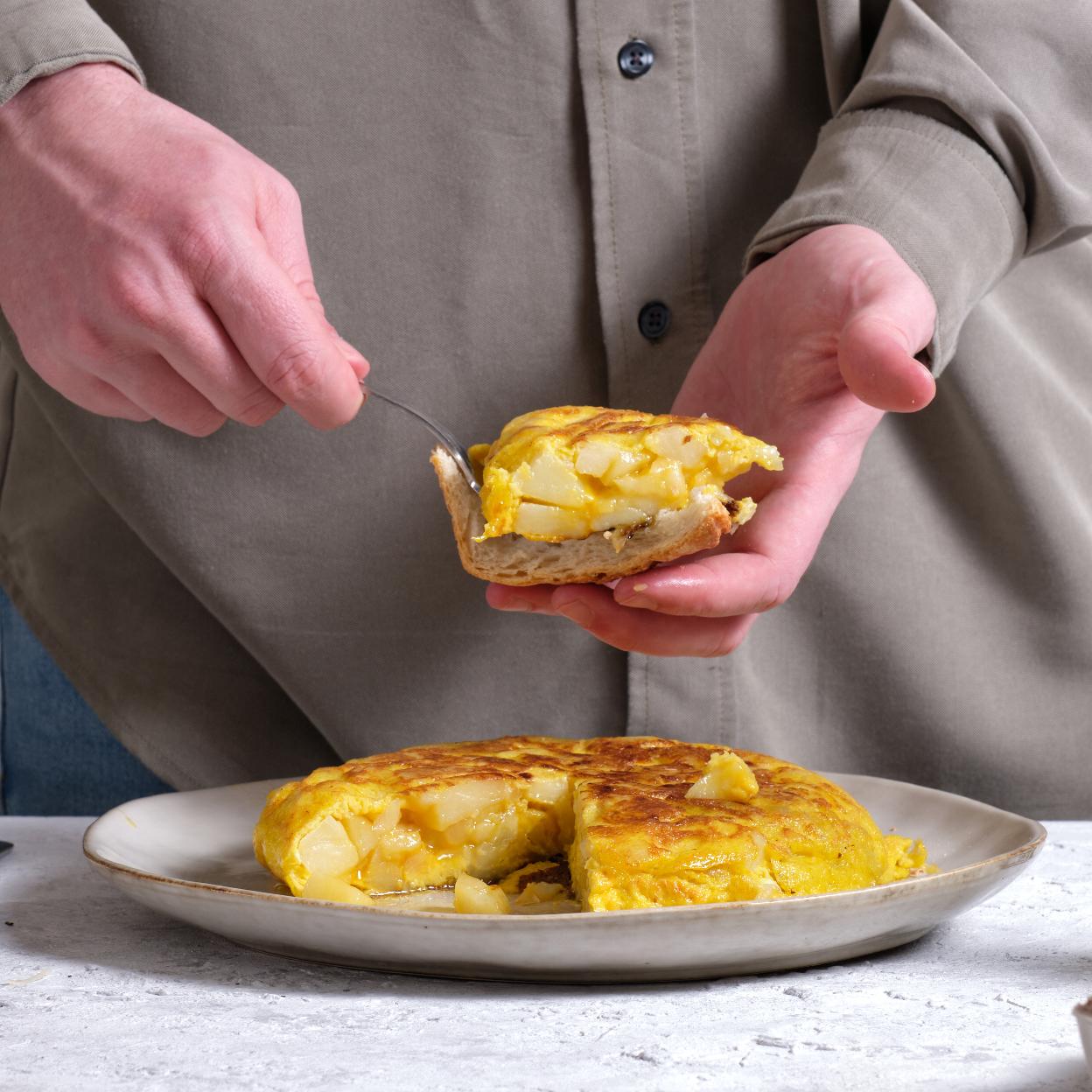 Descubre los mejores restaurantes en los que comer una buena tortilla de patatas.