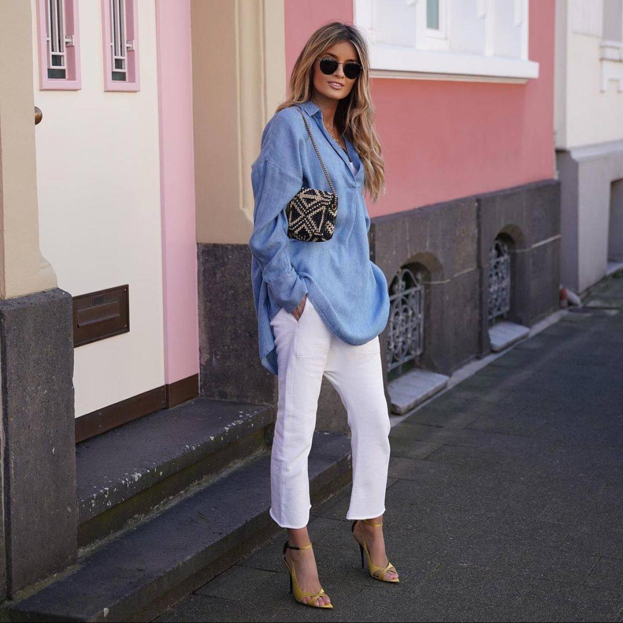 Pincha en la foto para ver pantalones y otras prendas en rosa pastel, el color que más rejuvenece de la primavera