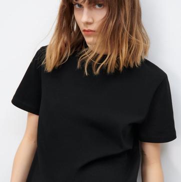 Imagen secundaria 1 - Aunque el blanco es indiscutiblemente el color ganador, hay vida más allá de ese socorrido tono. Rosa , negro o visón son las alternativas que te ofreceahora mismo Zara. Camiseta de algodón de Zara (9,99 euros). 