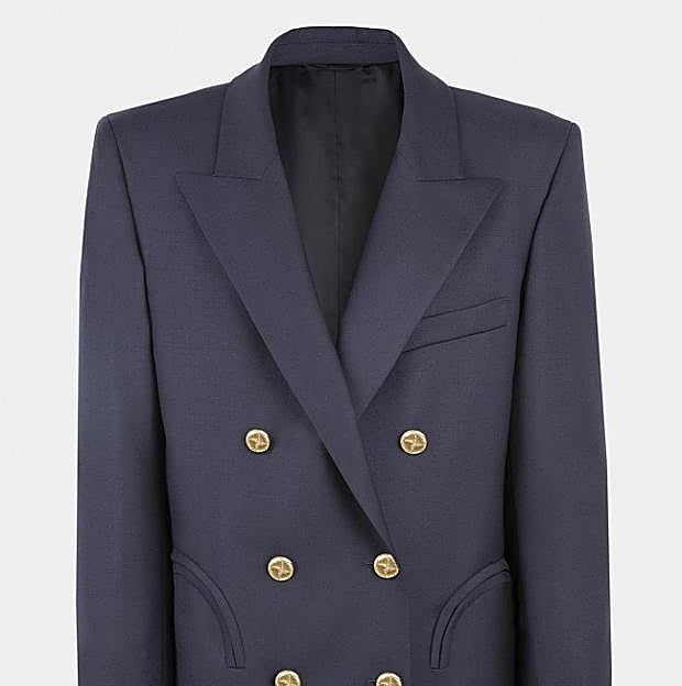 Imagen principal - Una blazer muy ponible, su gabardina favorita y los vaqueros más icónicos: así es el perfecto look de básicos de Tamara Falcó