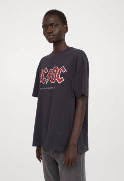 Imagen secundaria 2 - H&amp;M tiene las camisetas perfectas para combinar con tus blazers y conseguir un look de oficina cómodo y favorecedor