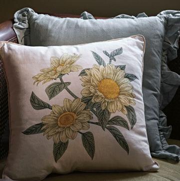 Imagen secundaria 1 - Los cojines de Primark Home cuestan 8 euros y los adornos florales de pared, entre 4 y 6 euros.