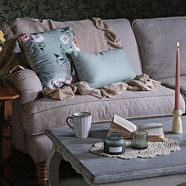 Imagen principal - Los cojines de Primark Home cuestan 8 euros y los adornos florales de pared, entre 4 y 6 euros.