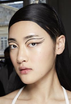 Imagen secundaria 2 - Cómo hacer el eyeliner fácil y tendencia que levanta el párpado caído y que ha arrasando en Instagram y el street style