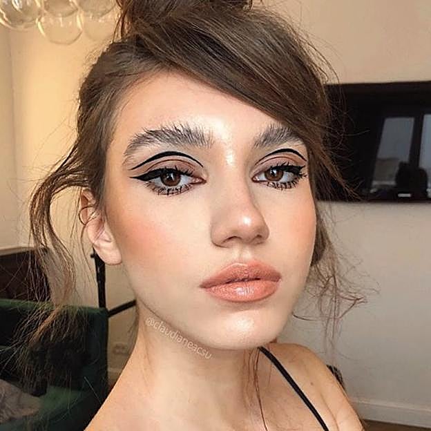 Cómo hacer el eyeliner fácil y tendencia que levanta el párpado caído y que ha arrasando en Instagram y el street style